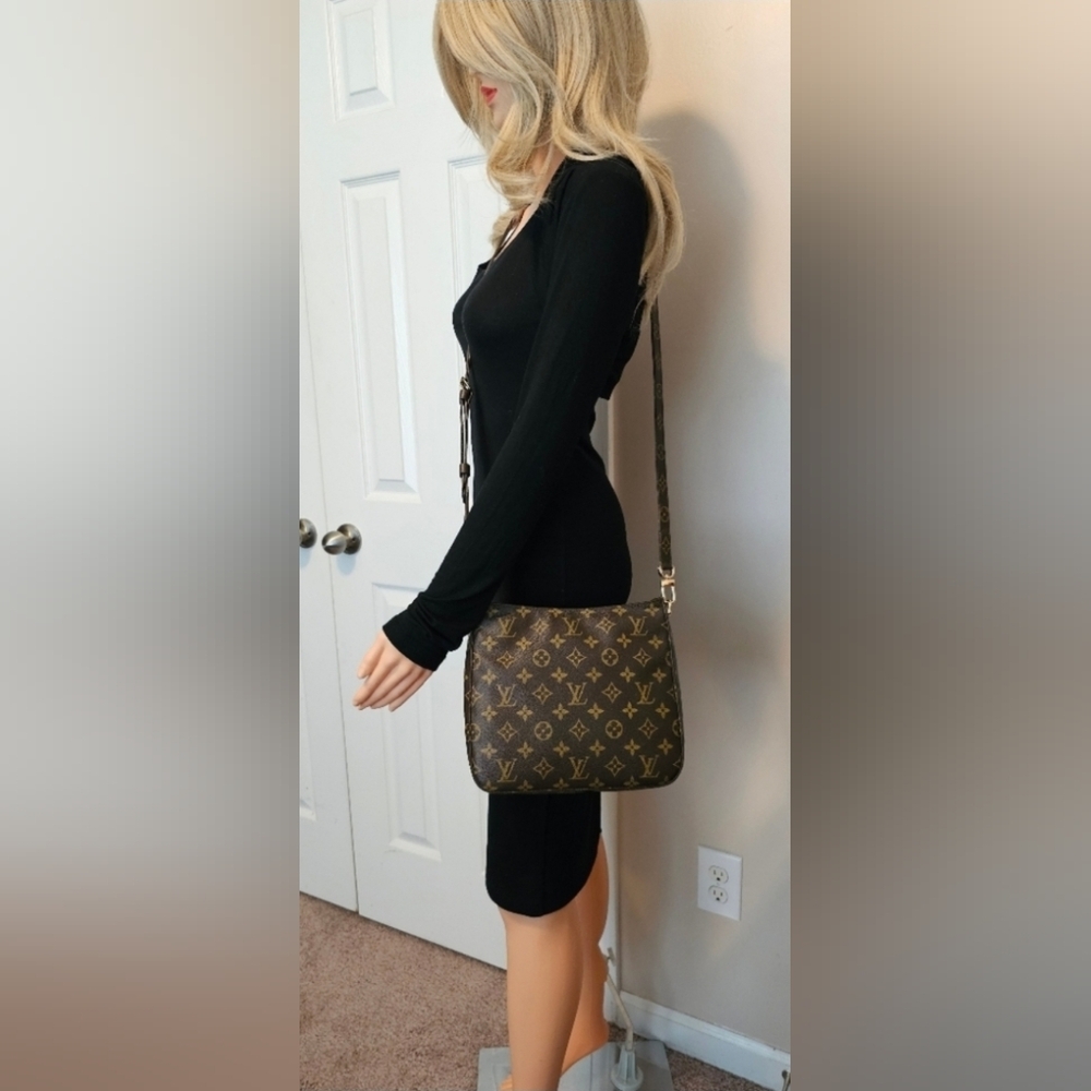 Authentic LOUIS VUITTON Monogram Looping MM Crossbody - Picture 14 of 14